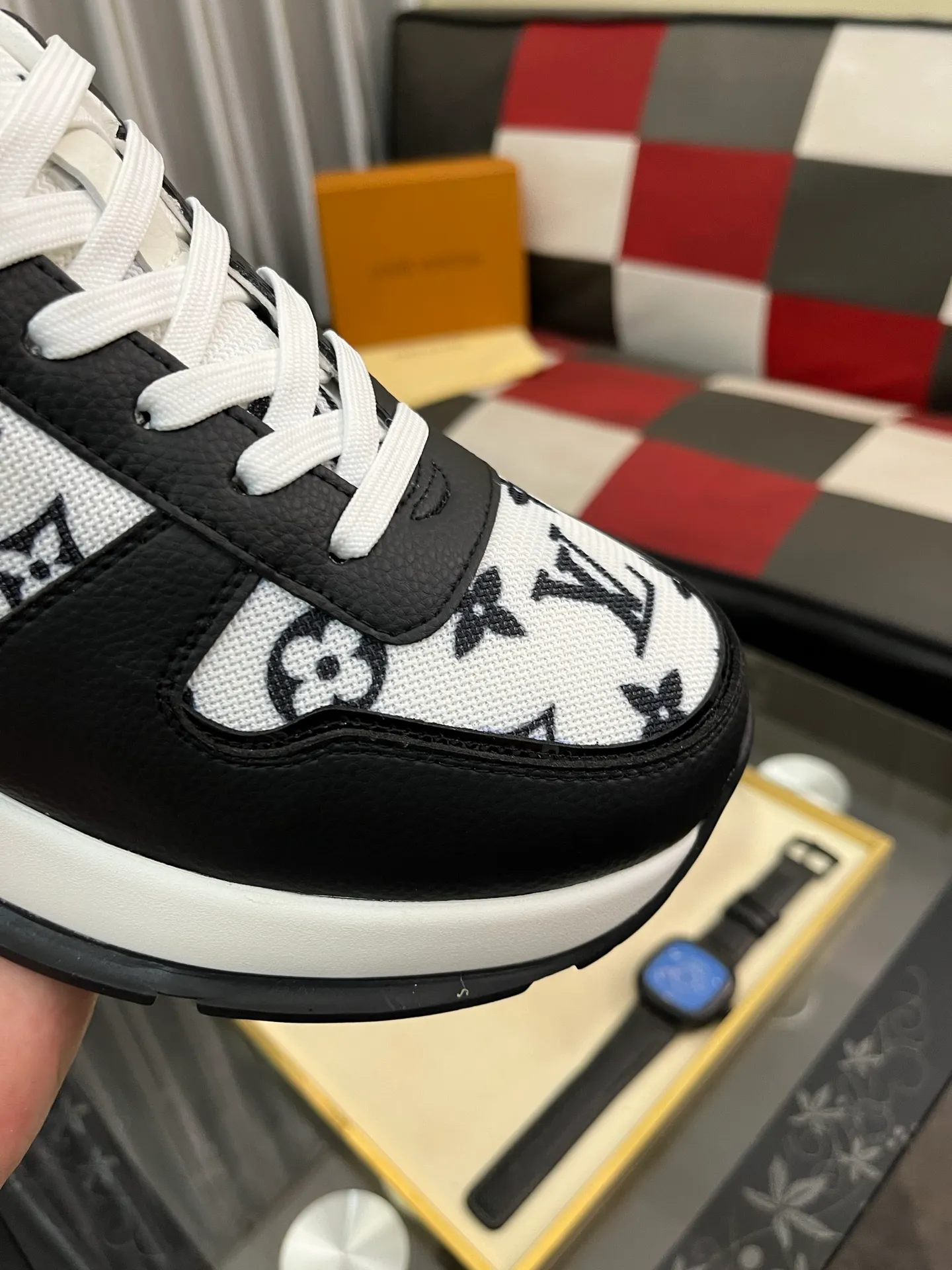 Men's men's shoes💰458⌚️⌚️ Loui* Vuitto* - Louis ** donkey's new color men's trainer sneakers, this LV Trainer sneaker is made of calfskin and breathable mesh, showing pure colors, the #54 logo on the back traces the brand's birth in 1854, the designer's handwritten brand logo embellishes one side, virgil Designed by abloh himself, it is a very commemorative sneaker. The new LV Louis Vuitton loui* vuitto* trainer sneaker low casual sports culture versatile basketball sneaker. Size: 38-444️⃣Colors available